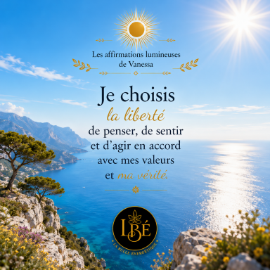 Affirmation lumineuse sur une falaise face à la mer.