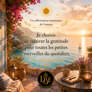 Je choisis de cultiver la gratitude pour toutes les petites merveilles du quotidien. Elles changent tout. Affirmation lumineuse sur une terrasse méditerranéenne face à la mer.