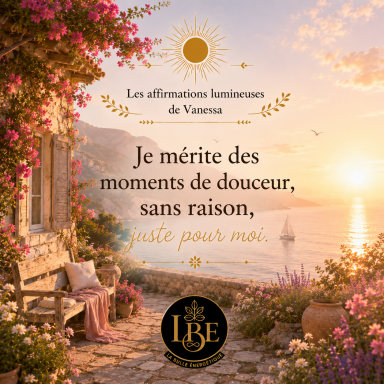 Je mérite des moments de douceur, sans raison, juste pour moi. Affirmation lumineuse face à une côte méditerranéenne au coucher du soleil.