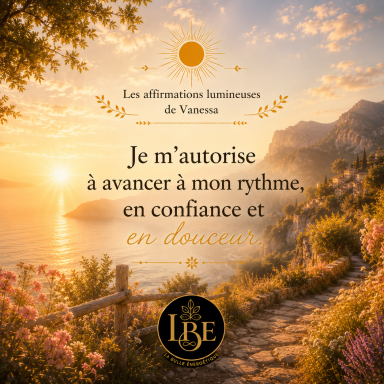 Je m'autorise à avancer à mon rythme, en confiance et en douceur Affirmation lumineuse devant un sentier côtier baigné par la lumière dorée du soleil.